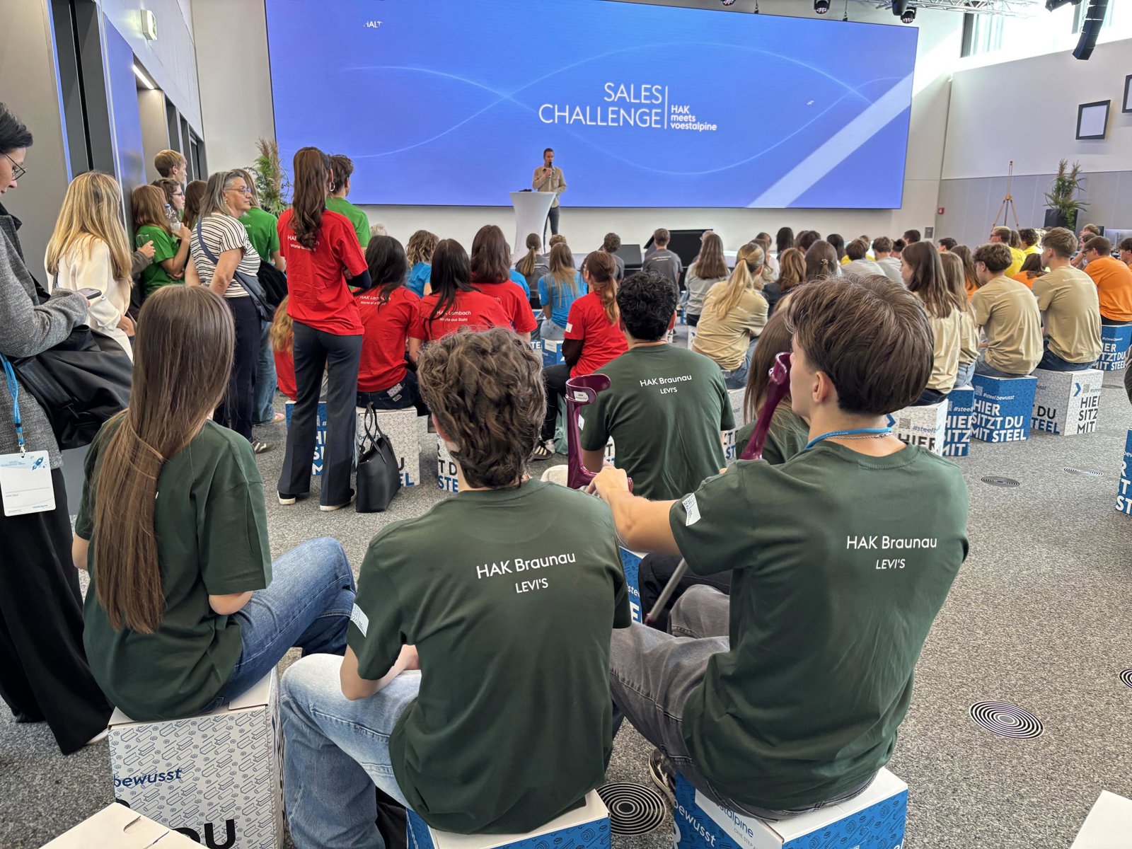 Sales Challenge: HAK meets voestalpine in Linz, Vortragender spricht zu Schülern.